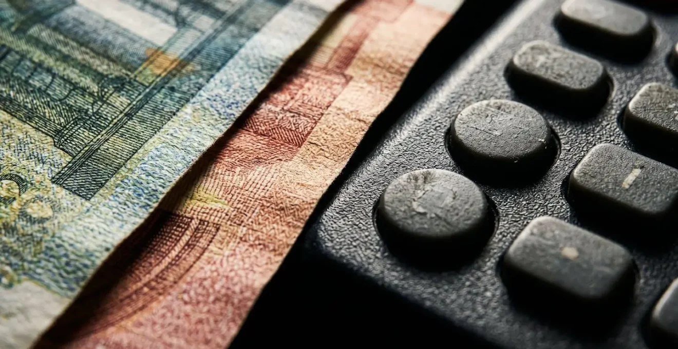 Calculatrice et billets illustrant l'économie réalisée grâce à un apport personnel