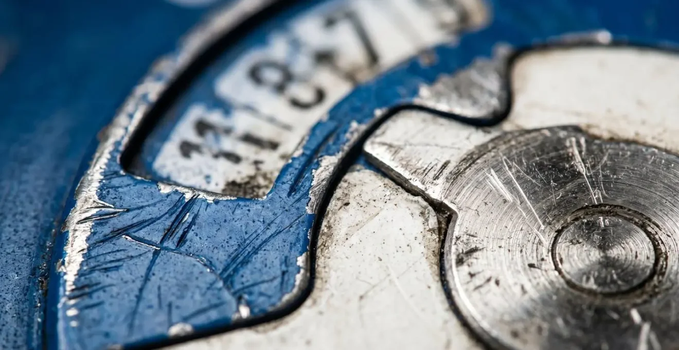 Macro détaillée d'un disque de stationnement européen avec texture et reflets métalliques