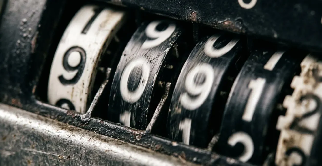 Vue macro sur un compteur kilométrique de voiture montrant un kilométrage élevé