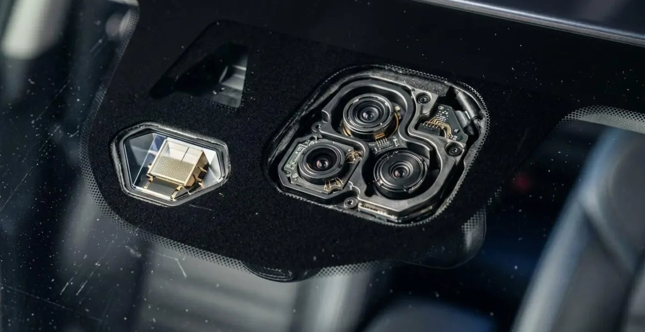 Vue macro de capteurs et radars ADAS intégrés dans un pare-brise automobile